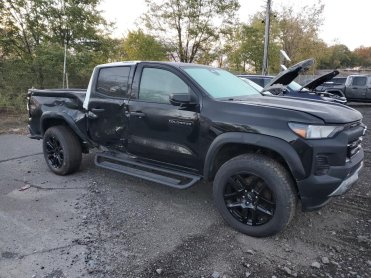 Salvage 2023 Chevrolet Colorado TRAIL BOSS - Black PickUp - Front Three-Quarter View