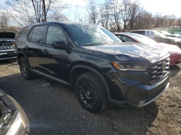 Salvage 2025 Honda Pilot TRAILSPORT - Black SUV - Front Three-Quarter View