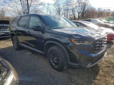 Salvage 2025 Honda Pilot TRAILSPORT - Black SUV - Front Three-Quarter View