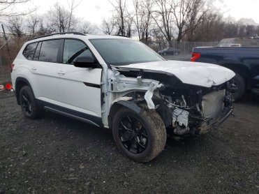 Salvage 2025 Volkswagen Atlas PEAK EDITION SE - White SUV - Front Three-Quarter View