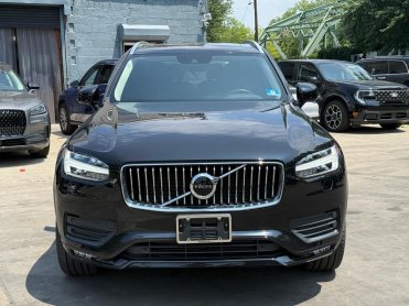 Salvage 2021 Volvo Xc90  - Black SUV - Front Three-Quarter View