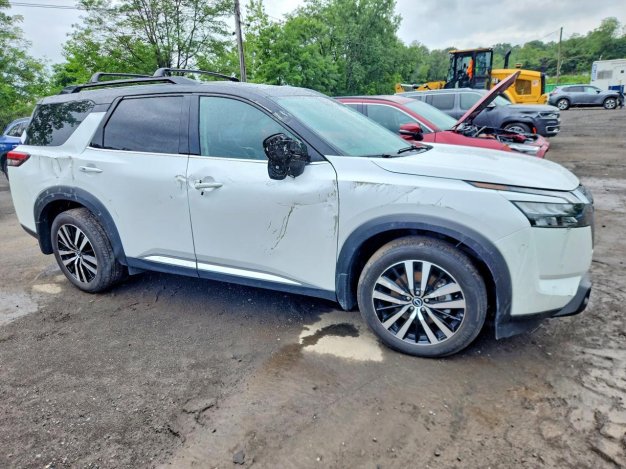 2025 Nissan Pathfinder PLATINUM in White - Front Three-Quarter View - BidGoDrive Inventory