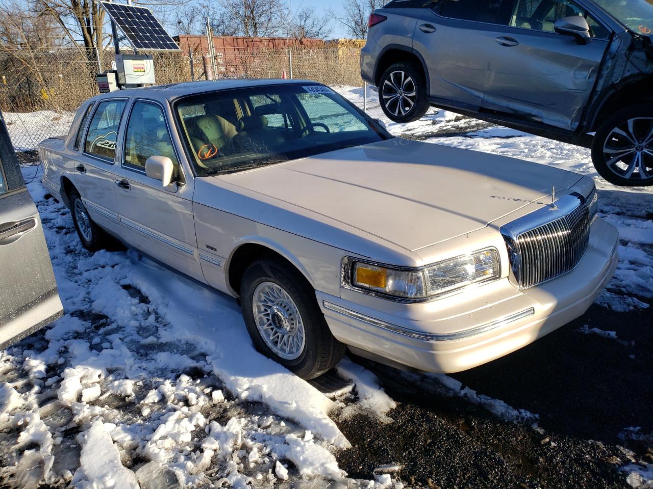 Salvage 1997 Lincoln Town Car Cartier