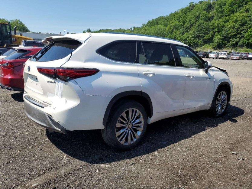 2020 Toyota Highlander Hybrid Platinum With A Salvage Title For Sale.