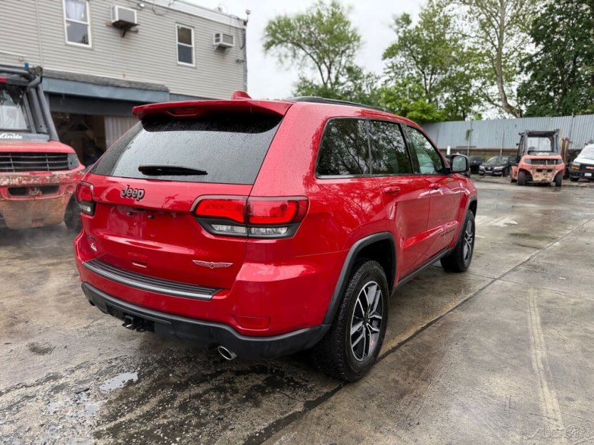 Salvage 2021 Jeep Grand Cherokee Trailhawk