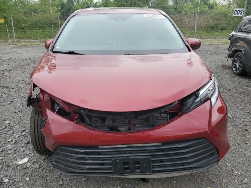 Salvage 2025 Toyota Sienna Xle