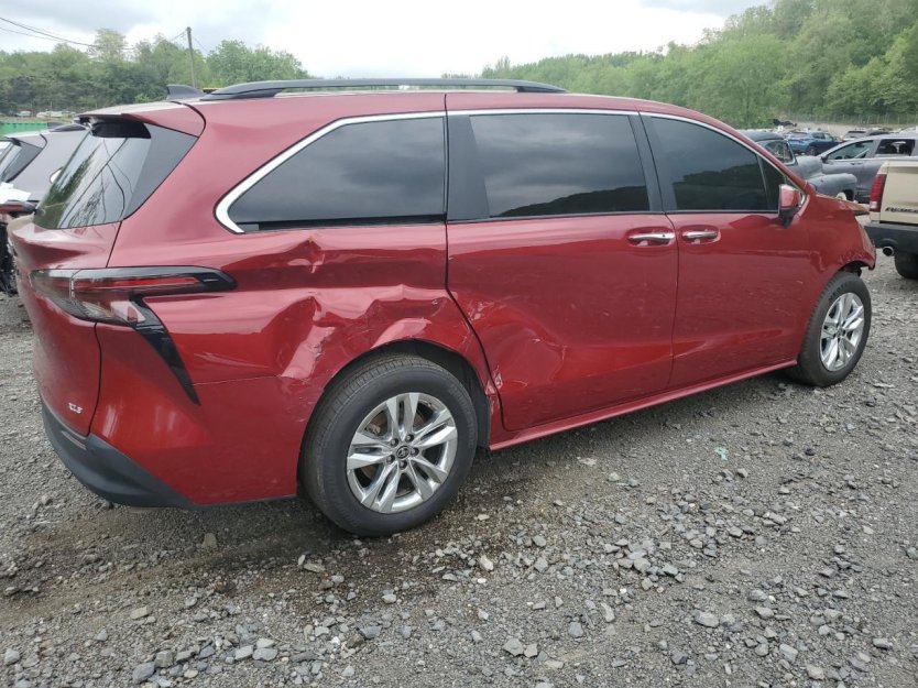 Salvage 2025 Toyota Sienna Xle