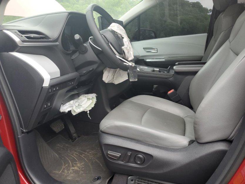 Salvage 2025 Toyota Sienna Xle