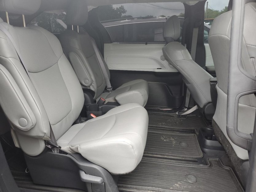 Salvage 2025 Toyota Sienna Xle