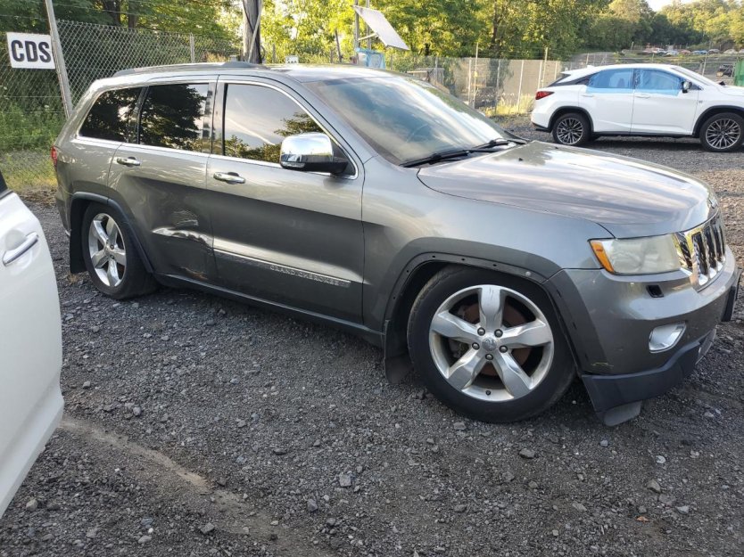 Salvage 2013 Jeep Grand Cherokee Overland