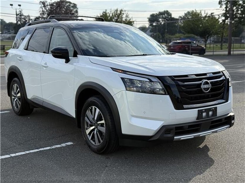 2025 nissan pathfinder SL in White- Front Three-Quarter View