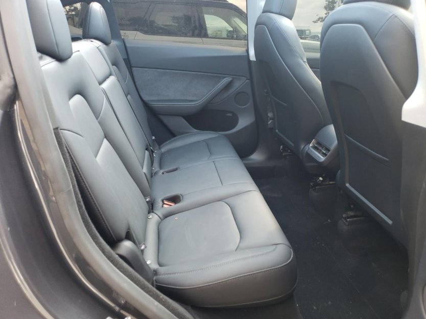 Salvage 2025 Tesla Model Y 