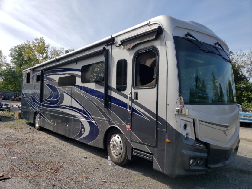 Salvage 2022 Fleetwood Discovery 