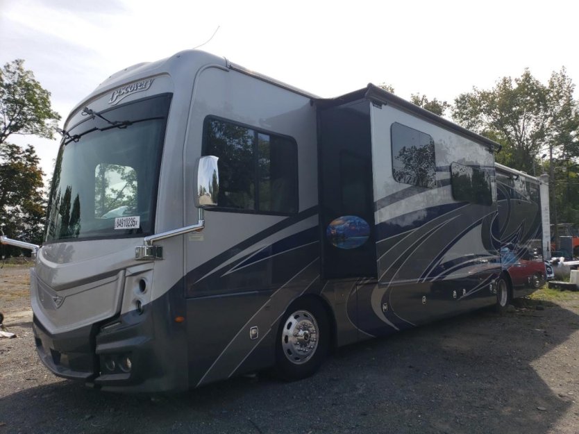 Salvage 2022 Fleetwood Discovery 
