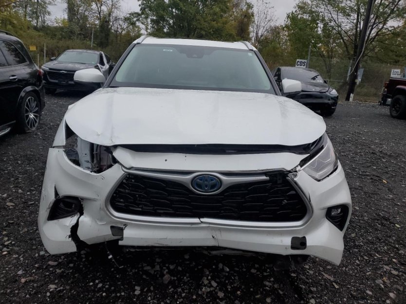 Salvage 2022 Toyota Highlander Hybrid Xle