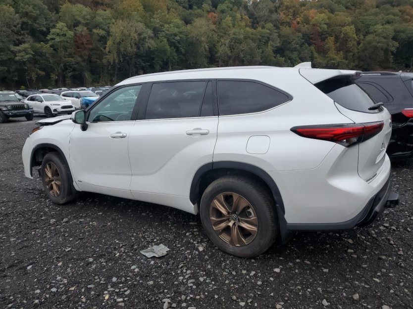 Salvage 2022 Toyota Highlander Hybrid Xle