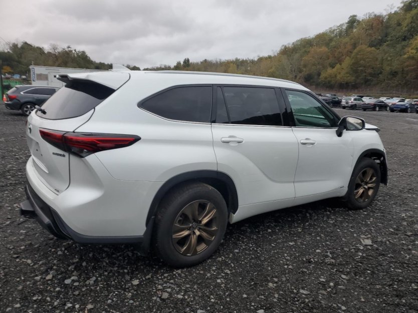 Salvage 2022 Toyota Highlander Hybrid Xle