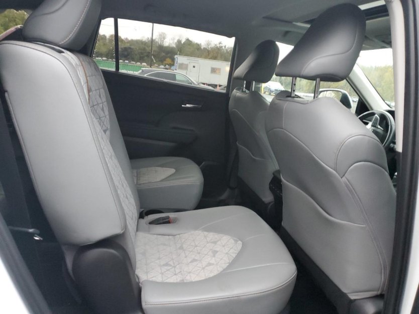 Salvage 2022 Toyota Highlander Hybrid Xle