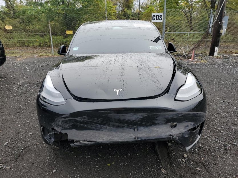Salvage 2023 Tesla Model Y 
