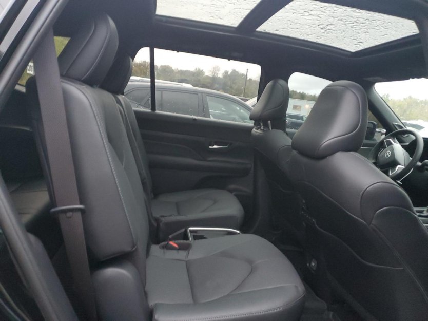 Salvage 2025 Toyota Grand Highlander Limited