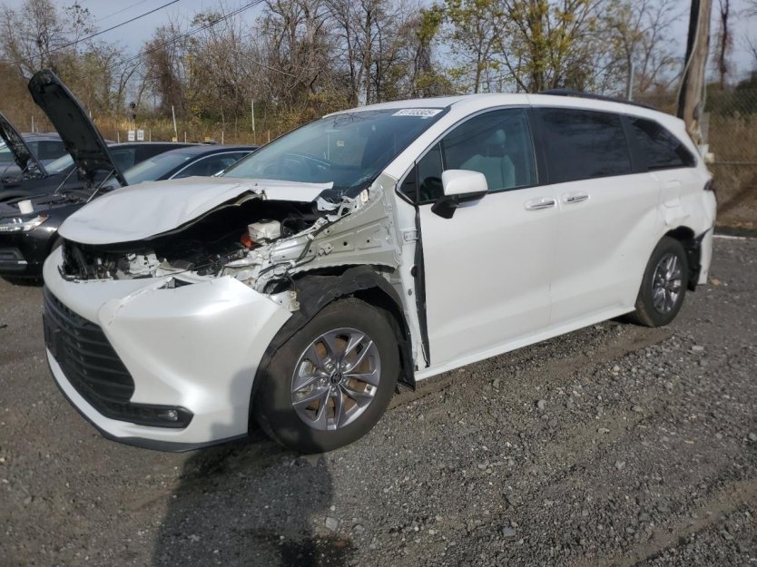Salvage 2025 Toyota Sienna 