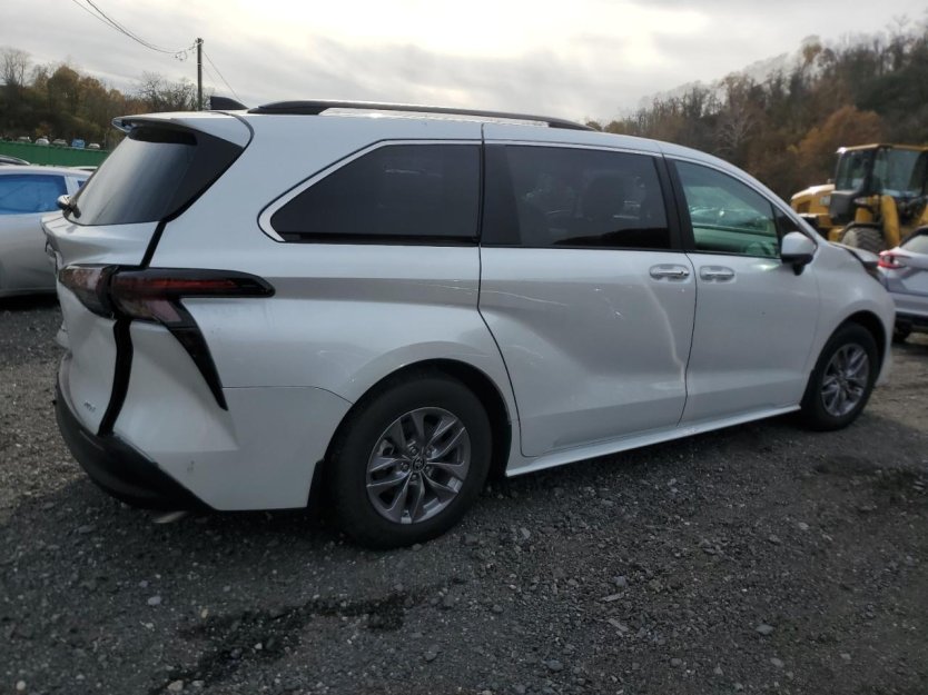 Salvage 2025 Toyota Sienna 