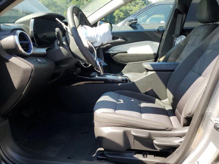 Salvage 2025 Chevrolet Trax 