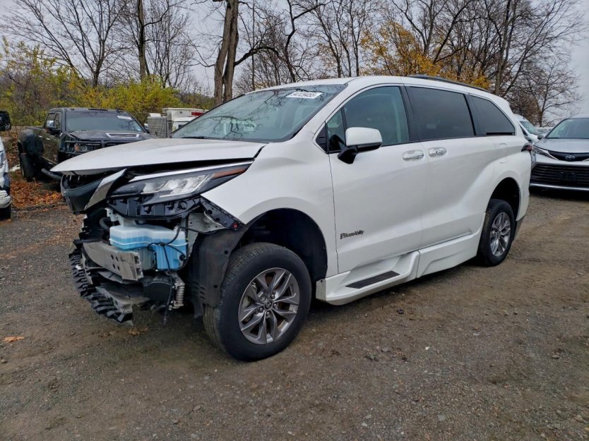 Salvage 2023 Toyota Sienna Braunability