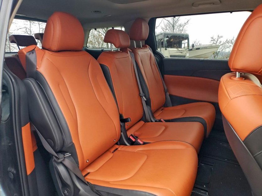 Salvage 2025 Kia Carnival Sx