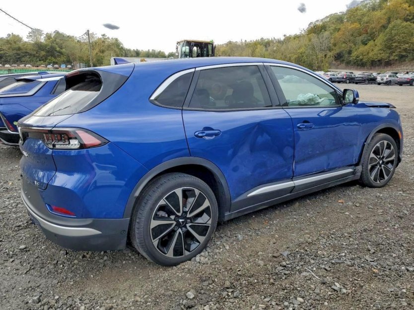 Salvage 2024 Vinfast Vf 8 Plus