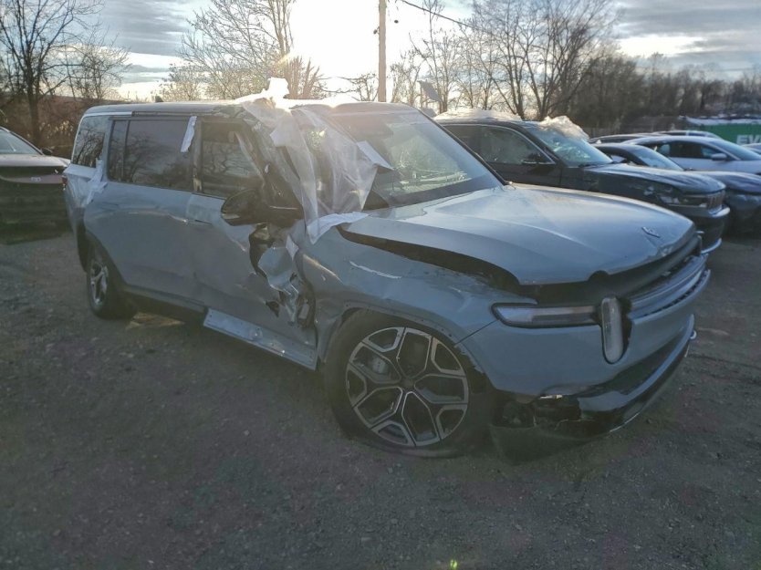 Salvage 2025 Rivian R1s Adventure