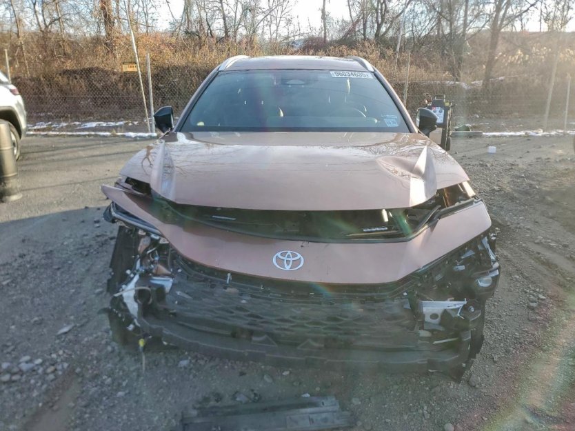 Salvage 2025 Toyota Crown Signia Xle