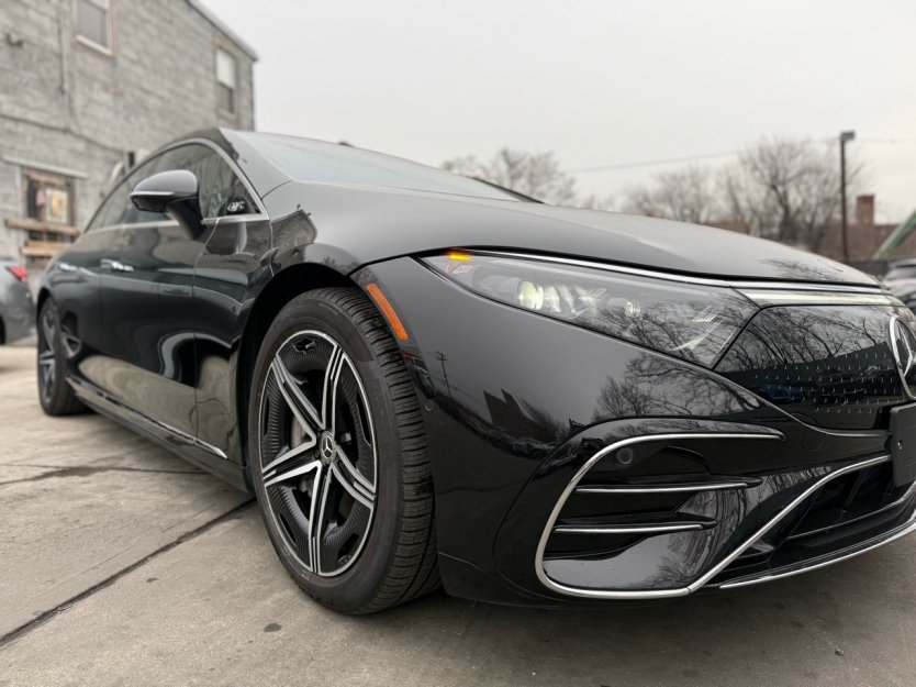 2023 mercedes-benz eqs-580 4Matic in Black- Front Three-Quarter View