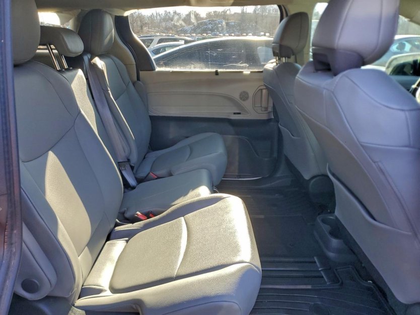 Salvage 2024 Toyota Sienna Xle