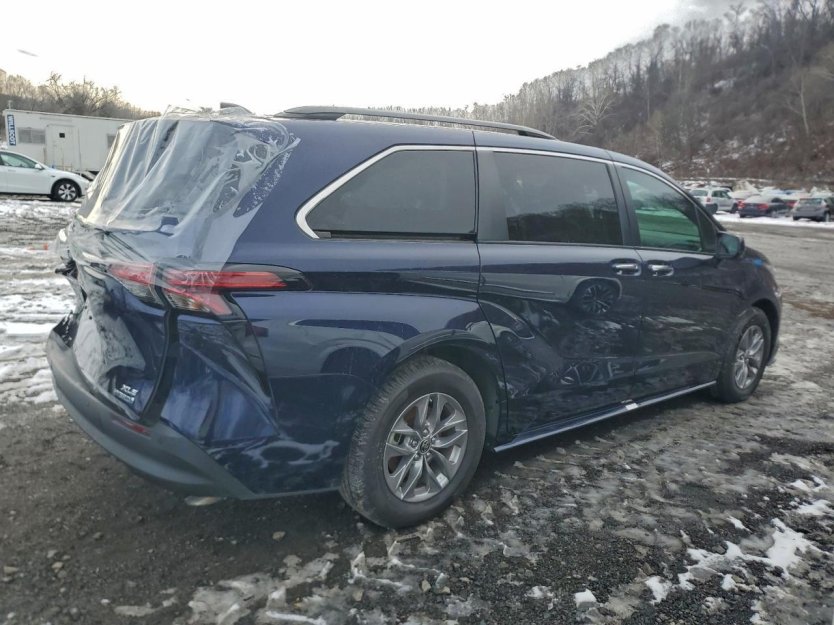 Salvage 2022 Toyota Sienna Xle