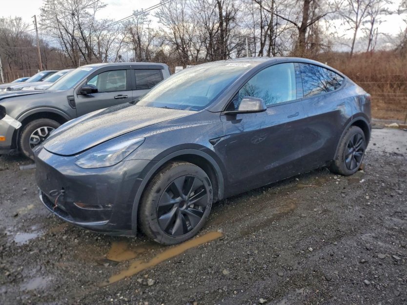 Salvage 2025 Tesla Model Y 