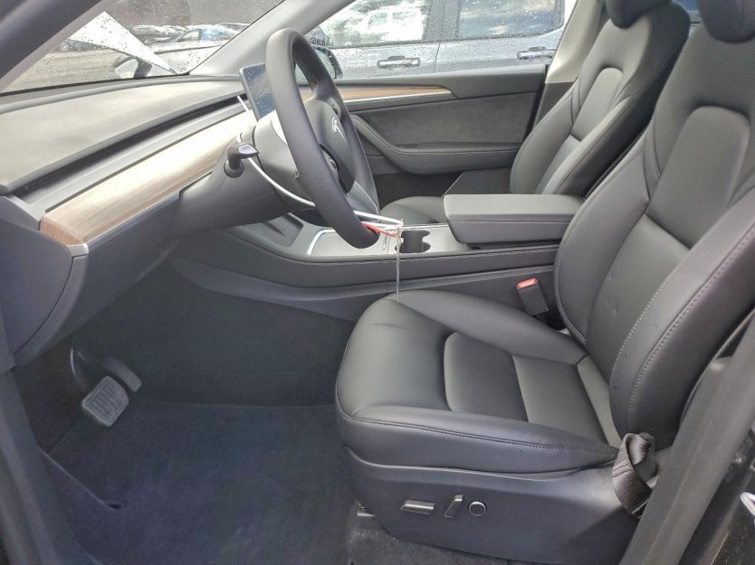 Salvage 2025 Tesla Model Y 