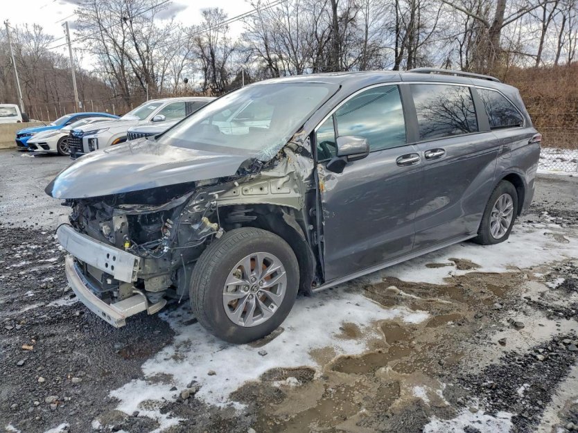 Salvage 2025 Toyota Sienna Xle