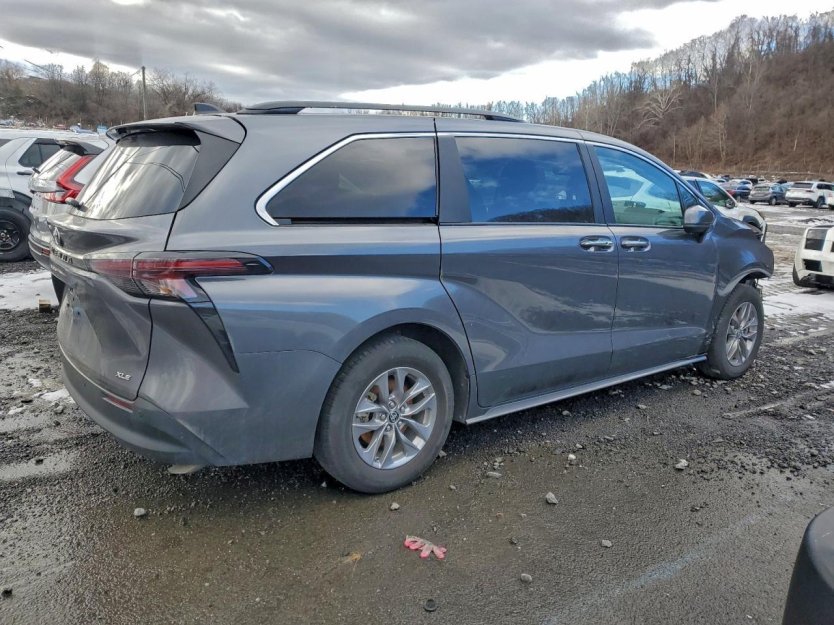 Salvage 2025 Toyota Sienna Xle