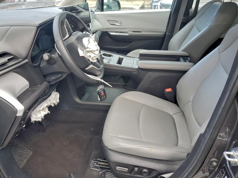 Salvage 2025 Toyota Sienna Xle