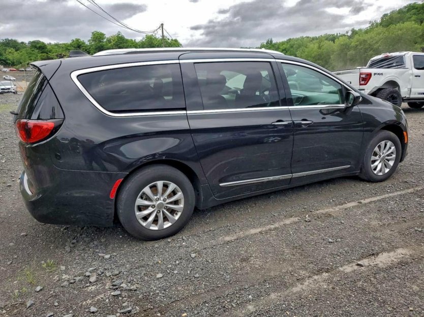 Salvage 2018 Chrysler Pacifica Touring L