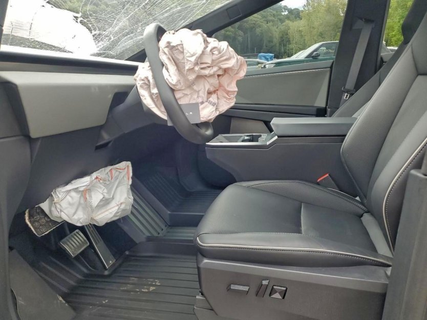 Salvage 2024 Tesla Cybertruck 