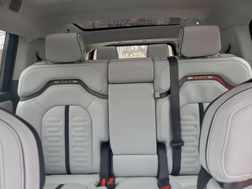 Salvage 2023 Rivian R1s Adventure