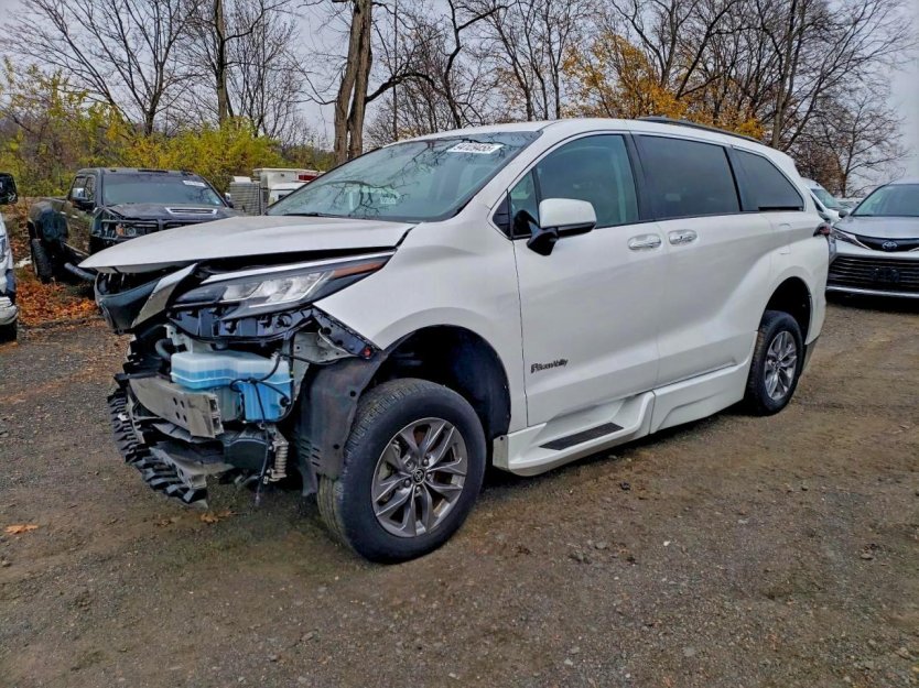 Salvage 2023 Toyota Sienna Braunability