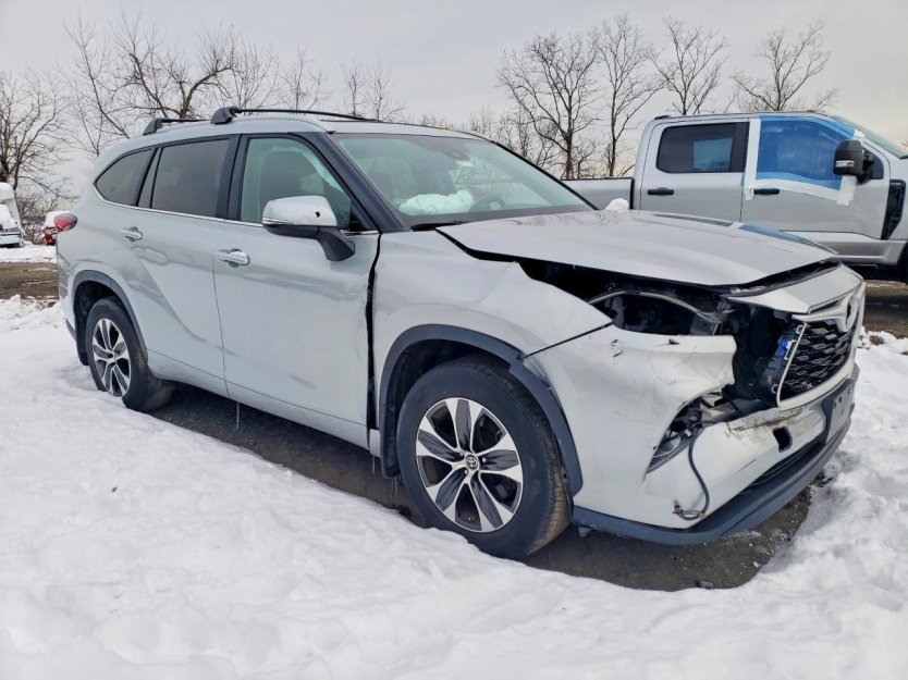 Salvage 2023 Toyota Highlander Xle