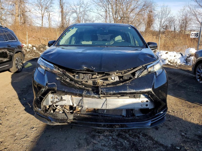 Salvage 2025 Toyota Sienna Xle