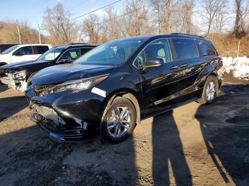 Salvage 2025 Toyota Sienna Xle