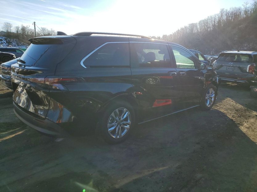 Salvage 2025 Toyota Sienna Xle