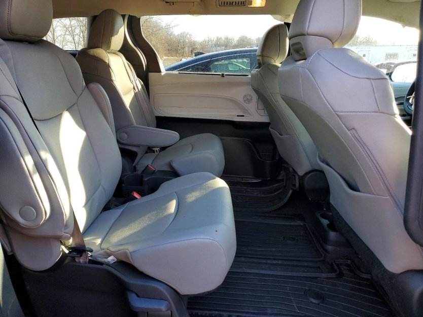 Salvage 2025 Toyota Sienna Xle