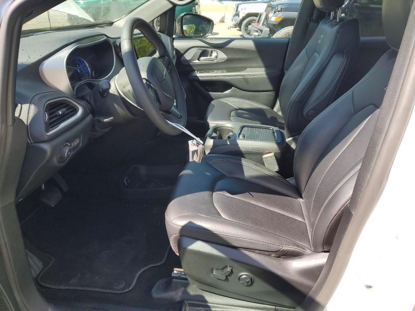 Salvage 2024 Chrysler Pacifica Hybrid Select